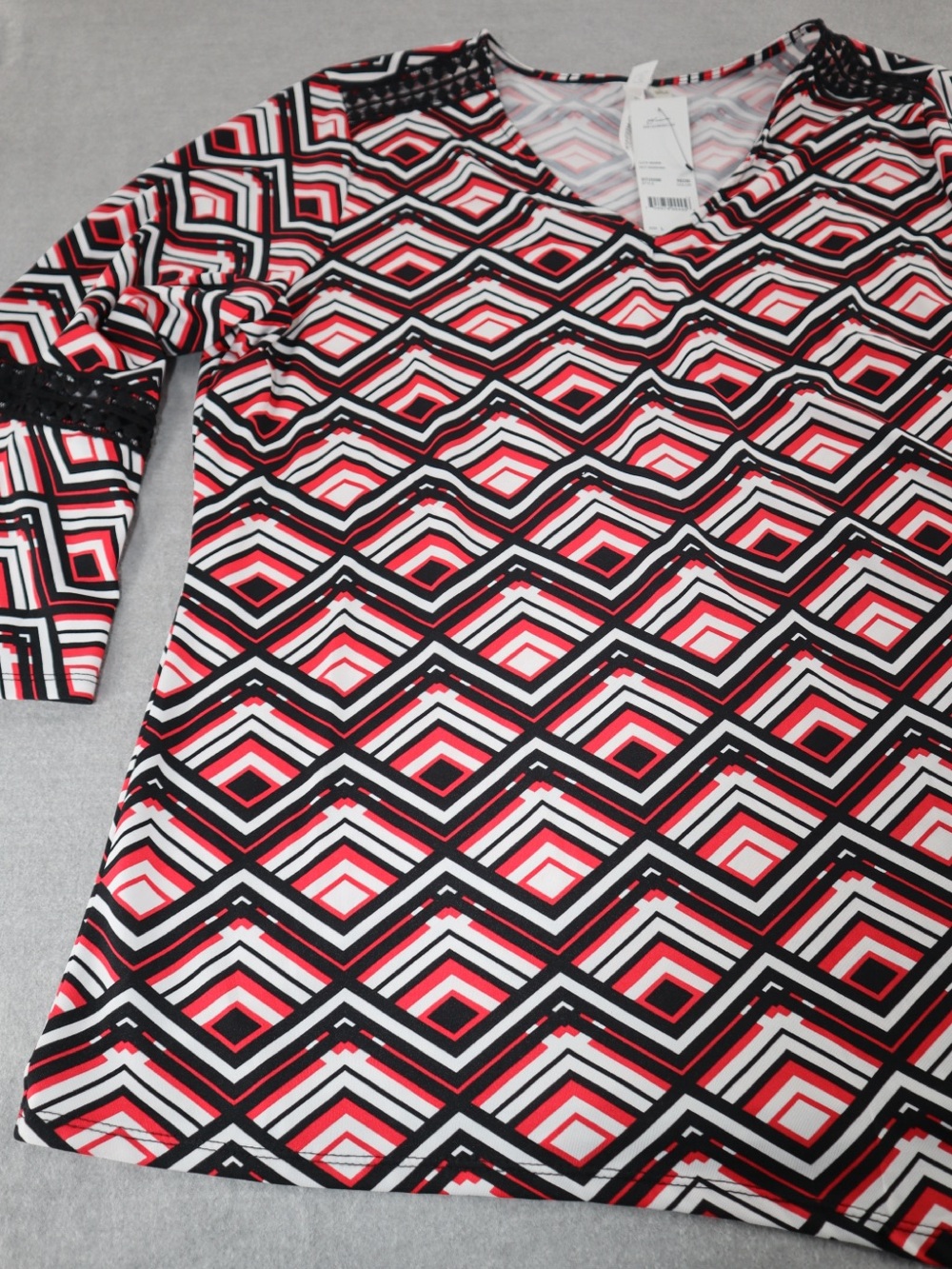 Collection B Diamond Geo V-Neck Top in Black, White & Red